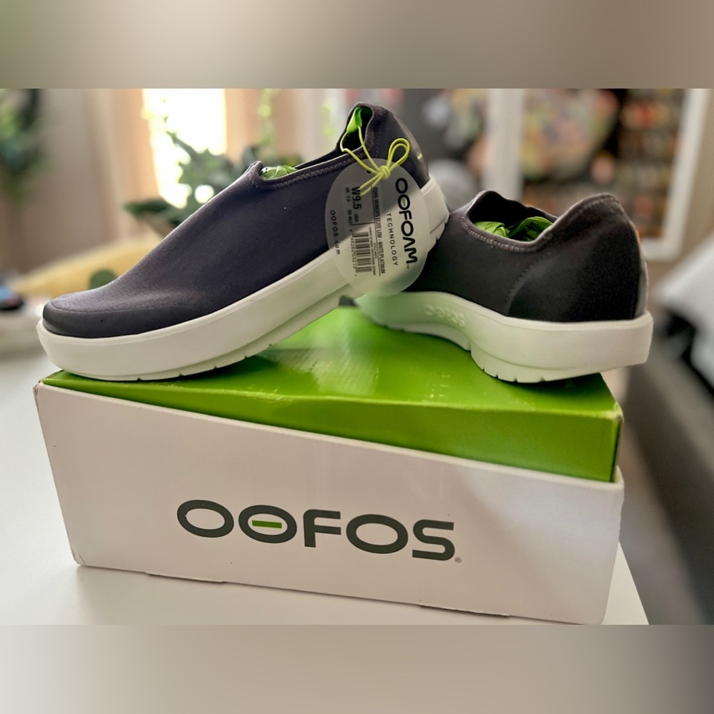 Oofos “WOMENS OOMEGA EEZEE LOW SHOE” 9.5 (fits a size 9 womens) Running Recovery